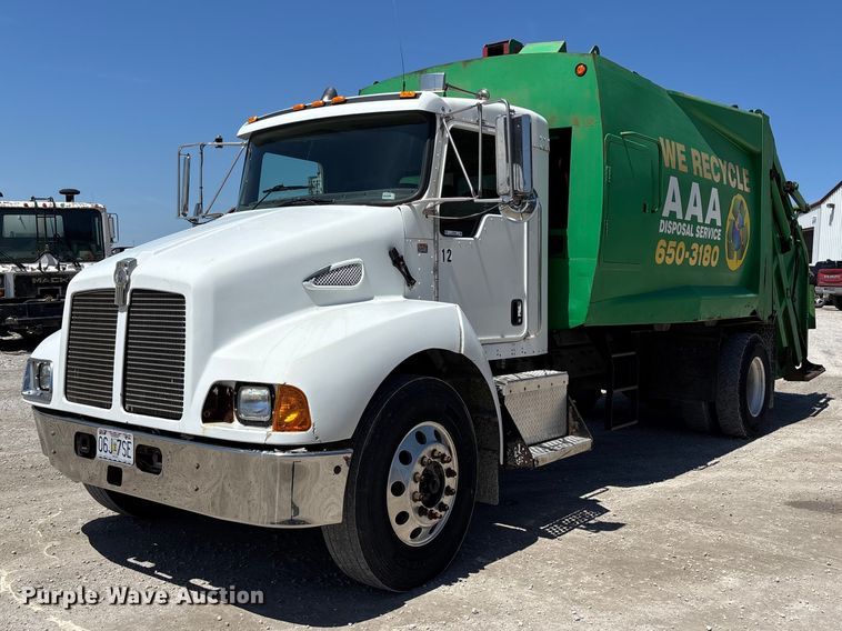 2005 Kenworth T300 refuse truck - FC4684