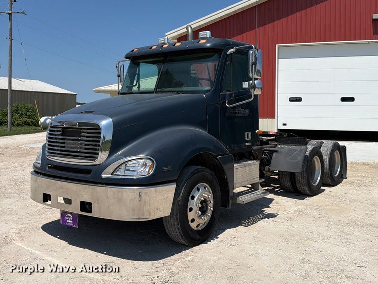 2004 Freightliner Columbia semi truck - FK4114