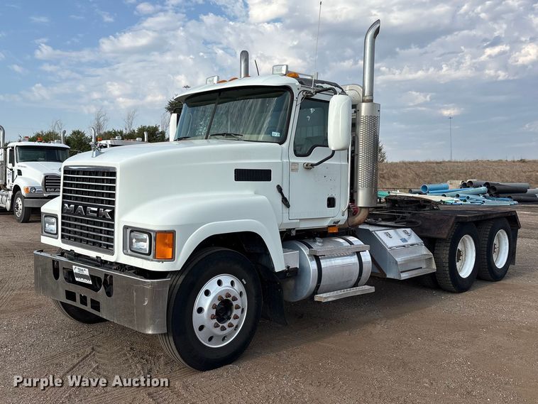 2007 Mack CHN semi truck - JM9421