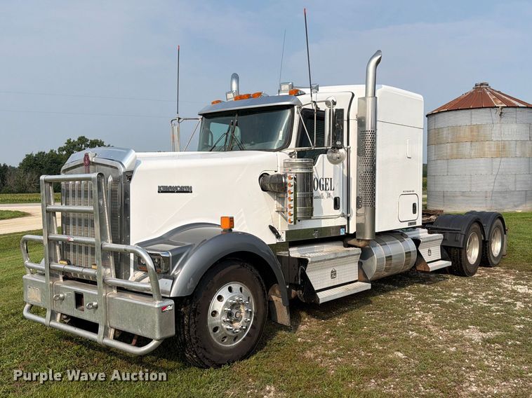 2012 Kenworth W900 semi truck - OE9663