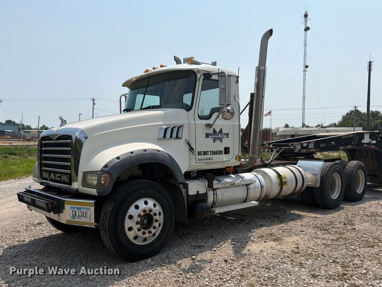 2008 Mack GU semi truck - OE9674