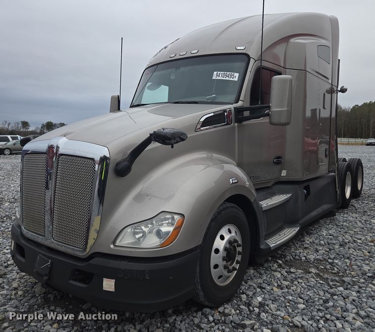 2018 Kenworth T680 semi truck - YA1038