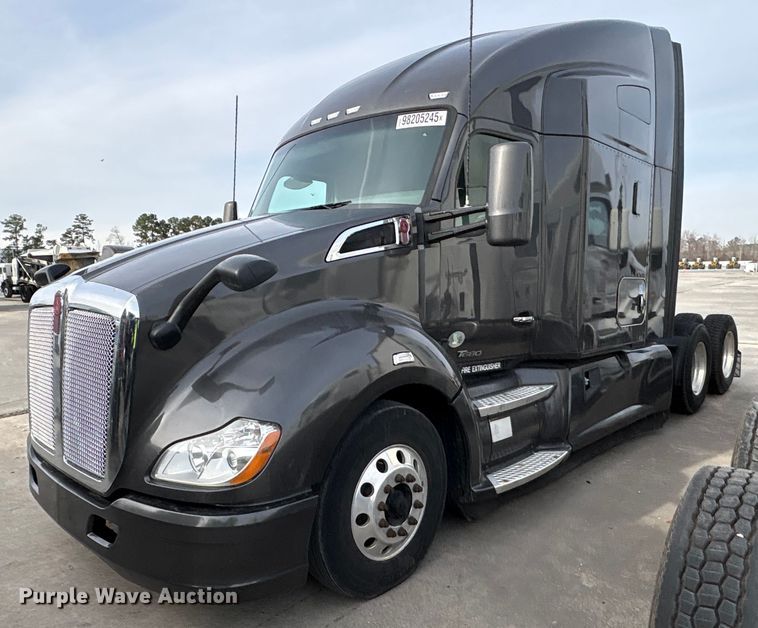 2018 Kenworth T680 semi truck - YA1858