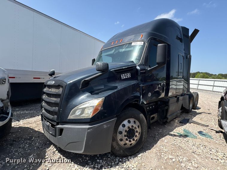 2019 Freightliner Cascadia 126 semi truck - YA2488