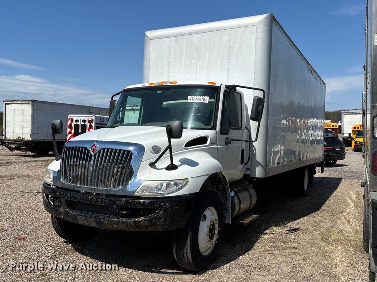 2019 International 4300 box truck - YA2755