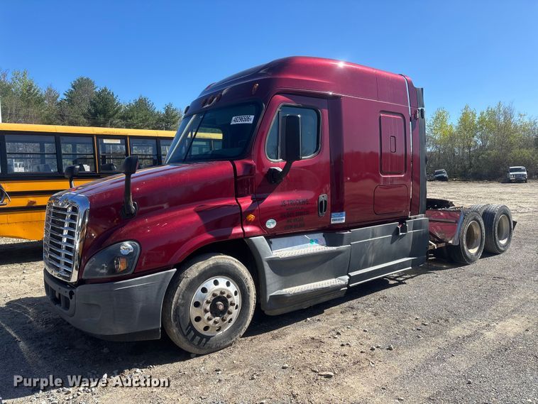 2016 Freightliner Cascadia semi truck - YA3025