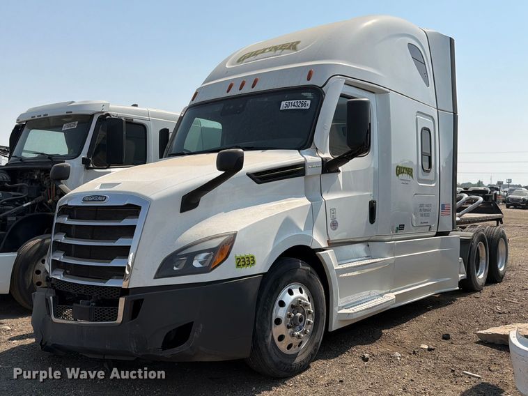 2023 Freightliner Cascadia semi truck - YA3274