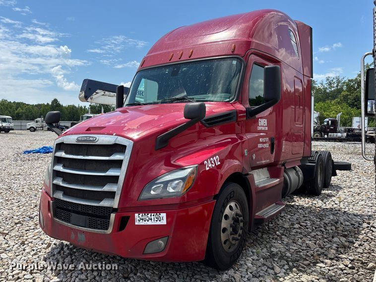 2019 Freightliner Cascadia semi truck - YA3615