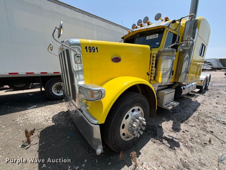 2019 Peterbilt 389 semi truck - YA3624