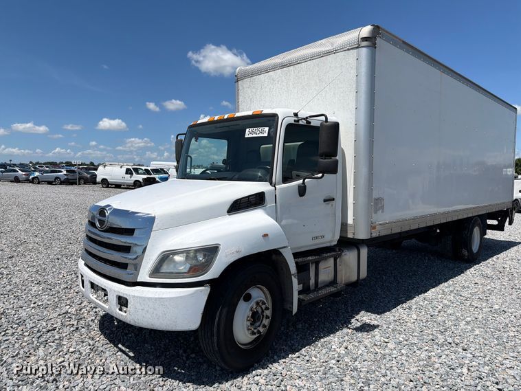 2018 Hino box truck - YA3648