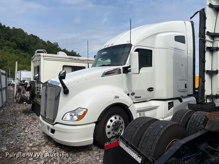 2020 Kenworth T680 semi truck - YA3949