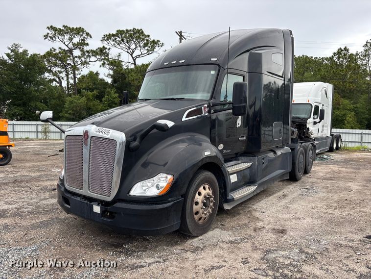 2019 Kenworth T680 semi truck - YA3964