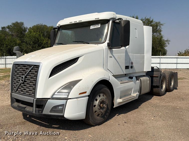 2019 Volvo VNL semi truck - YA4214