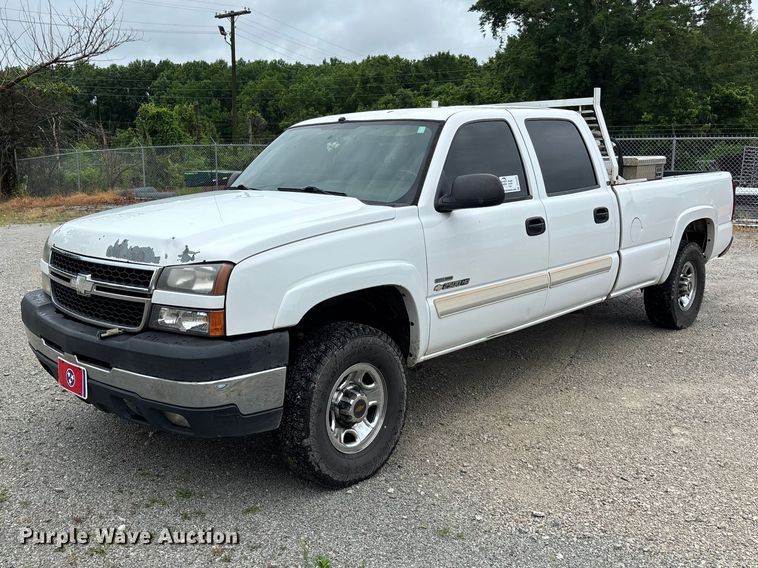2007 Chevrolet Silverado 2500HD Crew Cab pickup truck - DV4359