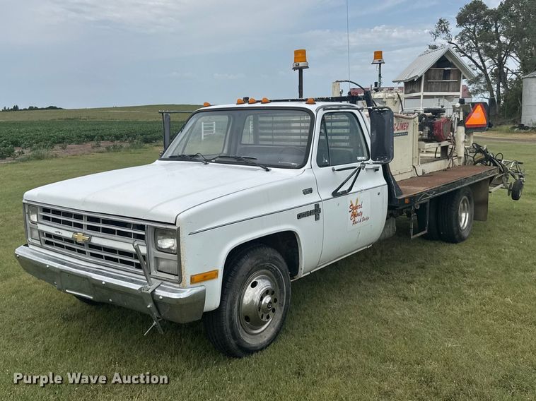 1986 Chevrolet C30 flatbed pickup truck - DY3154