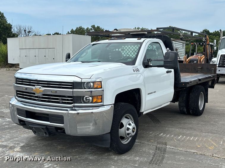 2017 Chevrolet Silverado 3500HD flatbed pickup truck - DZ4546