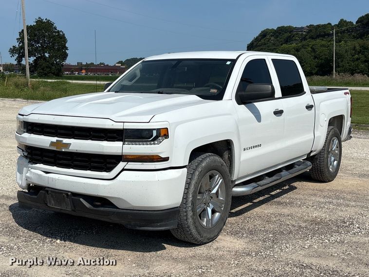 2018 Chevrolet Silverado 1500 Crew Cab pickup truck - DZ4571