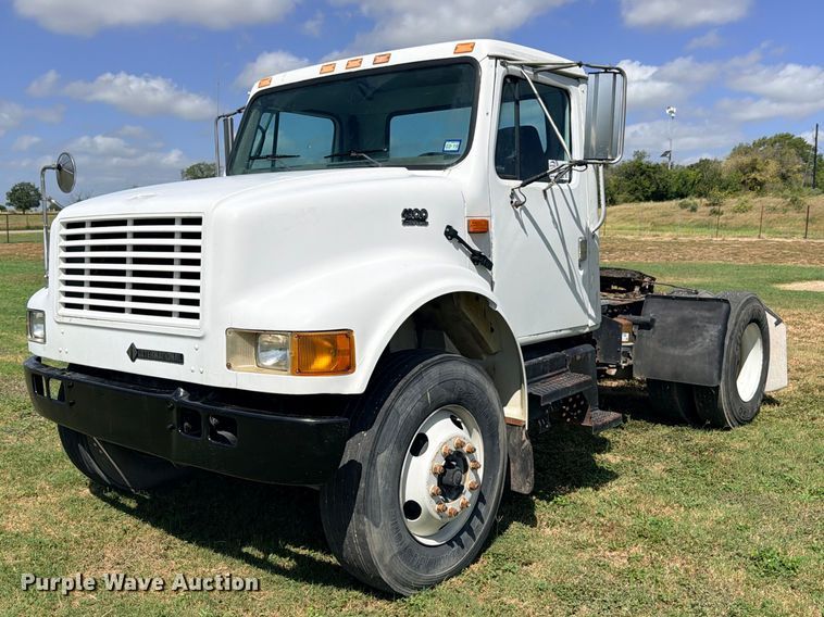 2001 International 4900 semi truck - ED5471