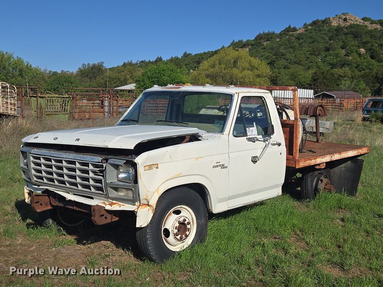 1980 Ford F350 flatbed pickup truck - ET5098