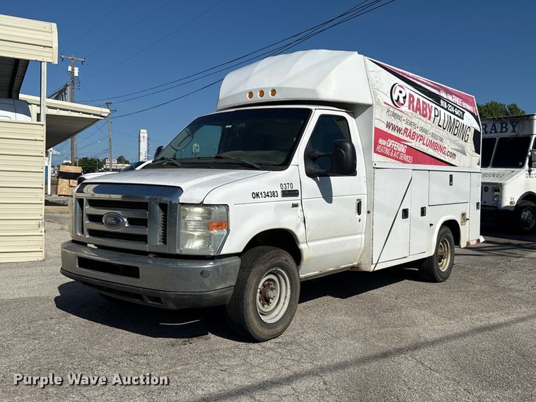 2011 Ford E350 Super Duty utility van - ET6345