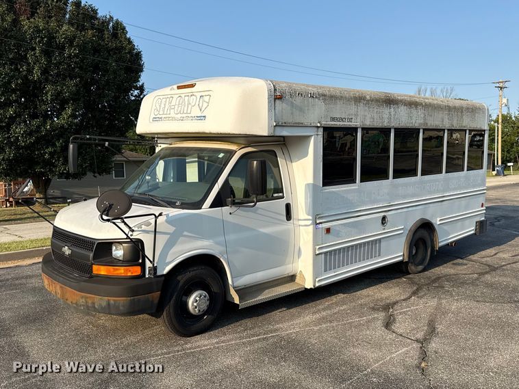 2009 Chevrolet Express 3500 shuttle bus - EV6083