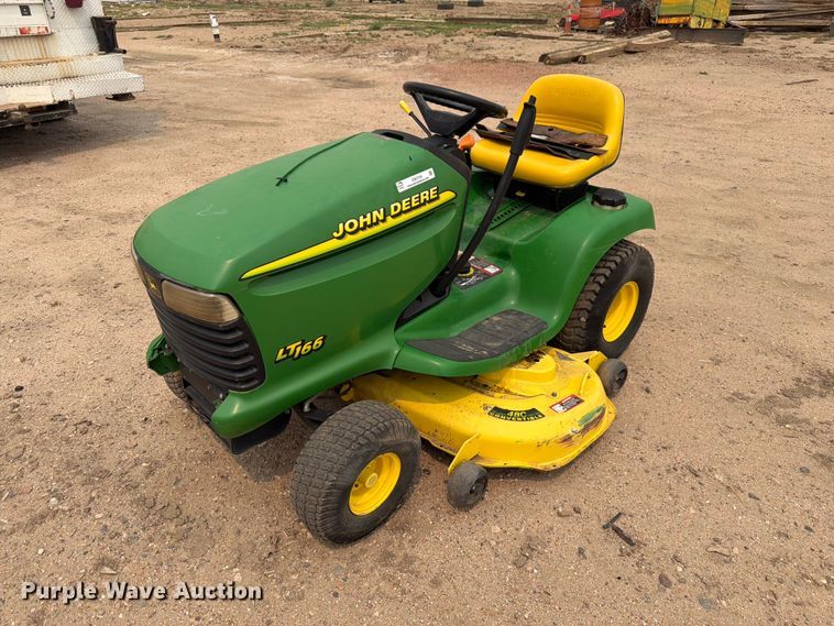John Deere LT166 lawn mower - EW2154