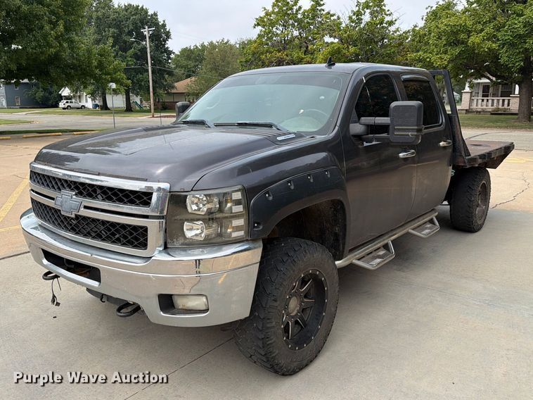 2011 Chevrolet Silverado 2500HD Crew Cab flatbed pickup truck - EX4104