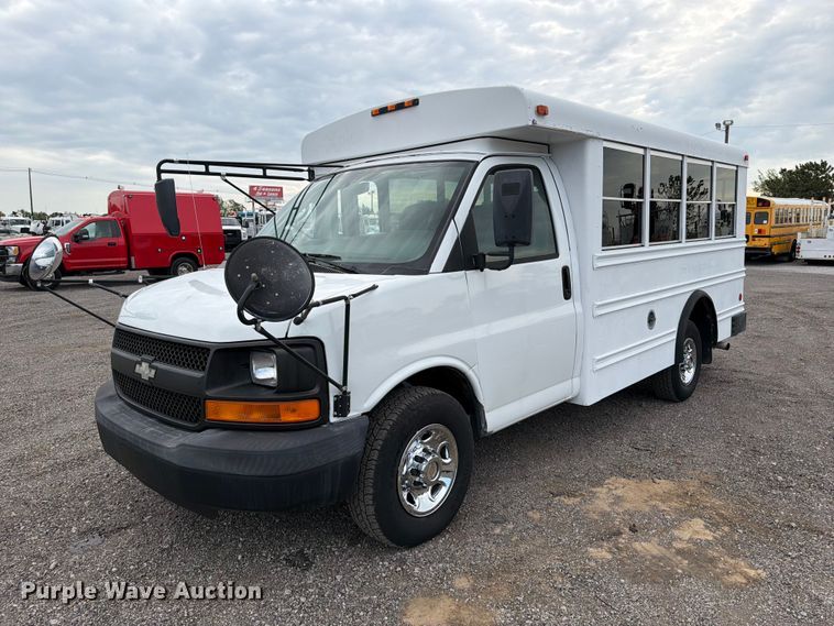 2005 Chevrolet Express 3500 shuttle bus - FB4980