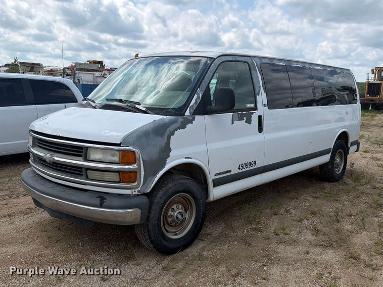 1999 Chevrolet Express 3500 van - FB5911
