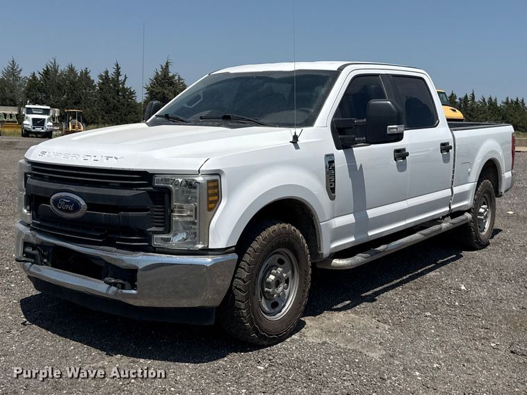 2018 Ford F250 Super Duty Crew Cab pickup truck - FC4074