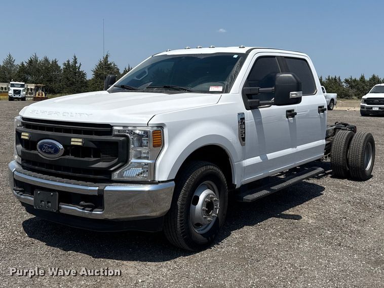 2020 Ford F350 Super Duty Crew Cab pickup truck cab and chassis - FC4077