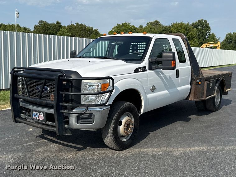 2011 Ford F350 Ext. Cab flatbed pickup truck - FC4121