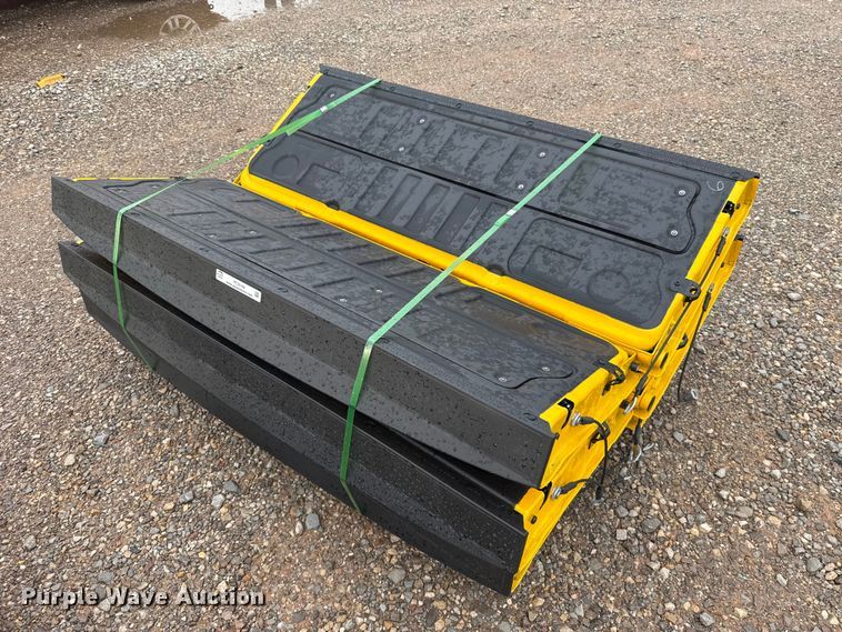 (6) pickup truck tailgates - FC4144