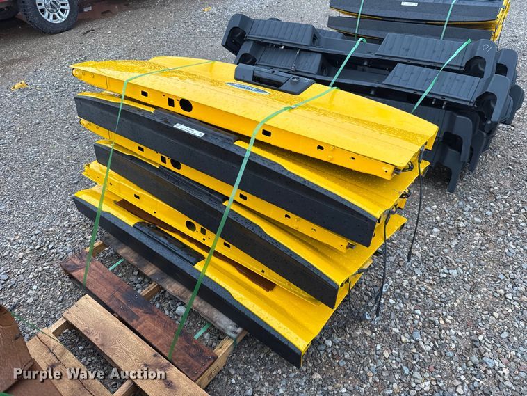 (6) pickup truck tailgates - FC4145