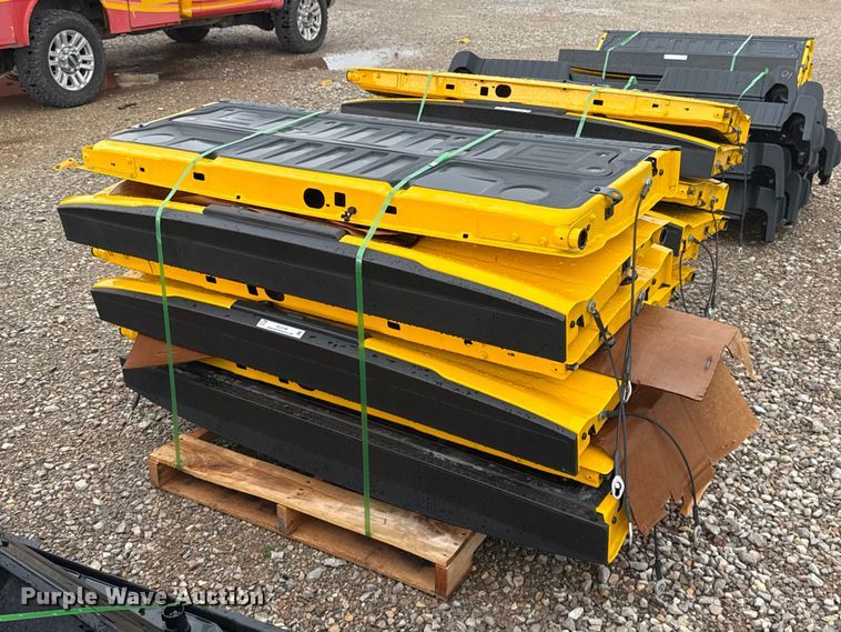 (7) pickup truck tailgates - FC4146