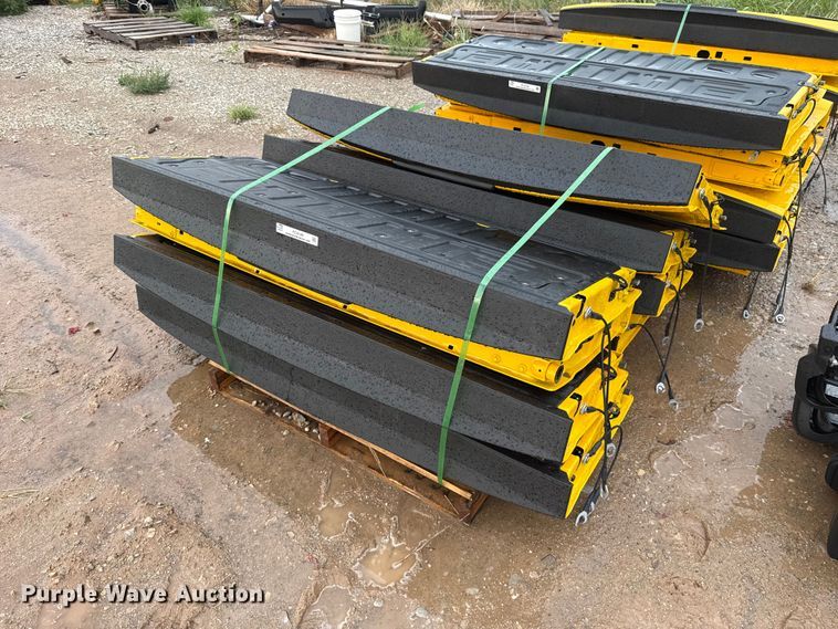 (8) pickup truck tailgates - FC4149