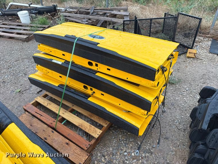 (6) pickup truck tailgates - FC4151