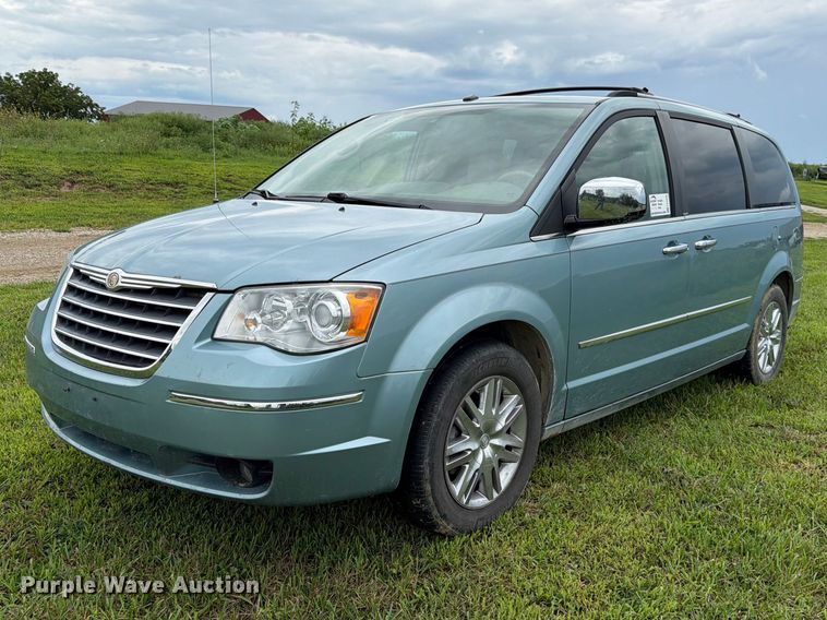 2008 Chrysler Town And Country van - FK3589
