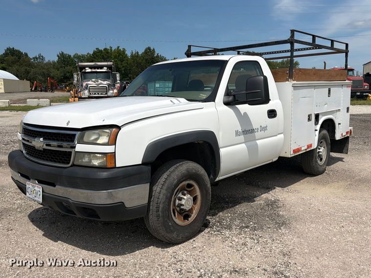 2007 Chevrolet Silverado 2500HD utility bed pickup truck - FK3592