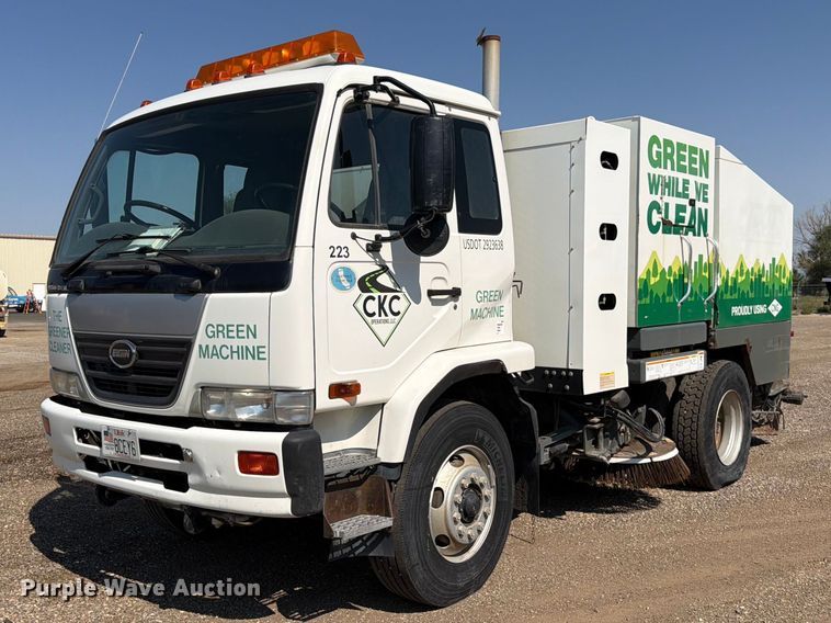 2009 UD UD3300 street sweeper truck - FK4570