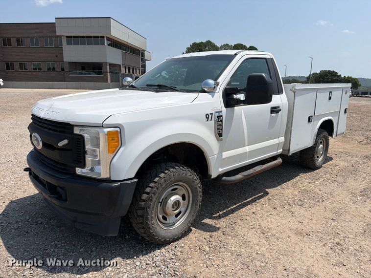 2017 Ford F250 Super Duty utility bed pickup truck - FK5039