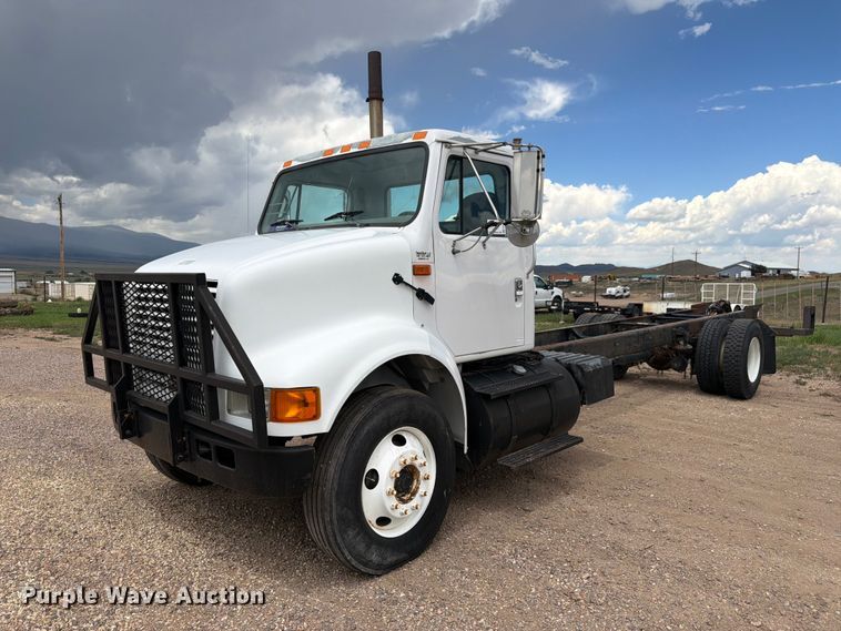 2001 International 8100 truck cab and chassis - FM7617