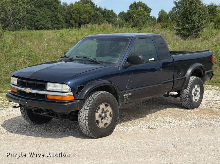 2002 Chevrolet S10 LS Ext. Cab pickup truck - FT6141