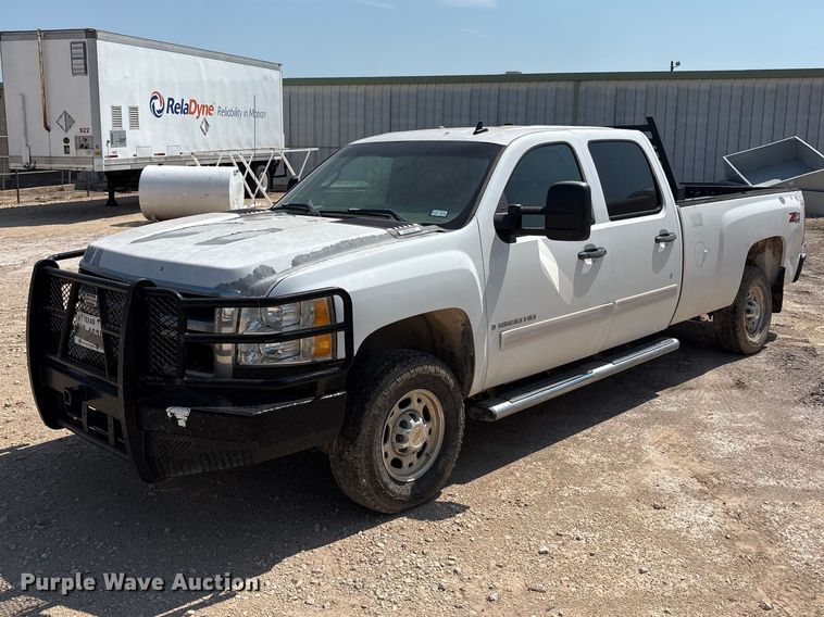 2007 Chevrolet Silverado 2500HD Crew Cab pickup truck - JM9391