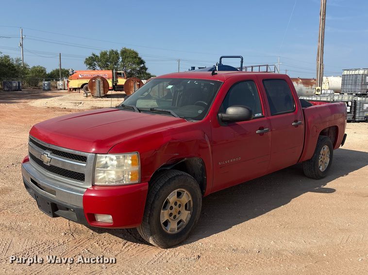 2011 Chevrolet Silverado 1500 Crew Cab pickup truck - JM9402
