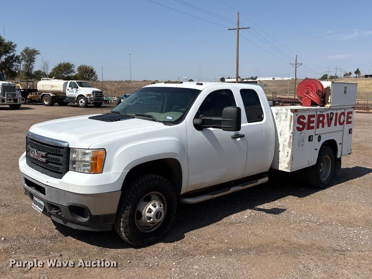 2011 GMC Sierra 3500 Ext. Cab utility bed pickup truck - JM9418