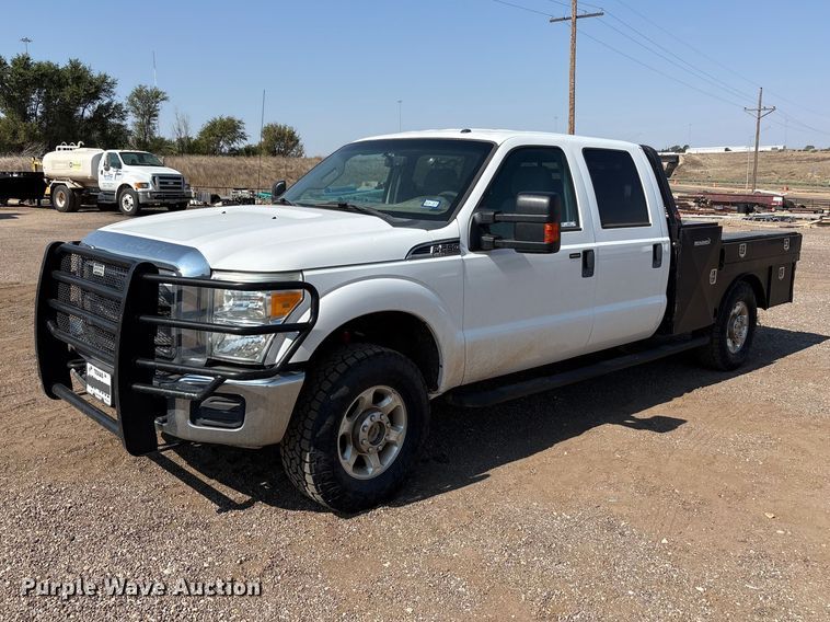 2015 Ford F250 Super Duty Crew Cab flatbed pickup truck - JM9419