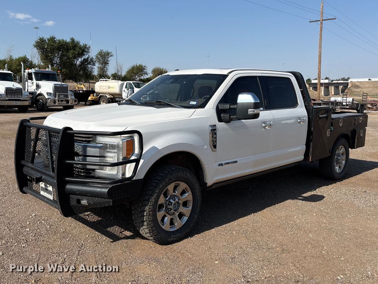 2018 Ford F350 Super Duty Crew Cab flatbed pickup truck - JM9420