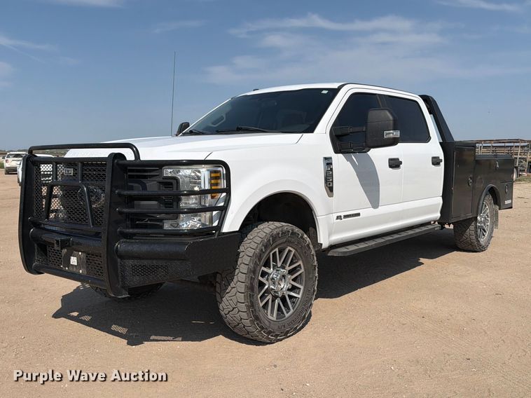 2018 Ford F250 Super Duty XL Crew Cab flatbed pickup truck - MZ9870