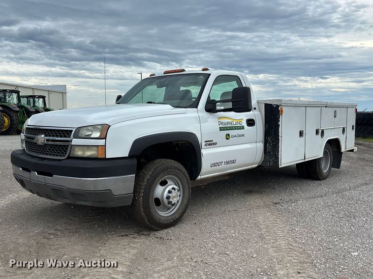 2005 Chevrolet Silverado 3500 utility bed pickup truck - NM9941